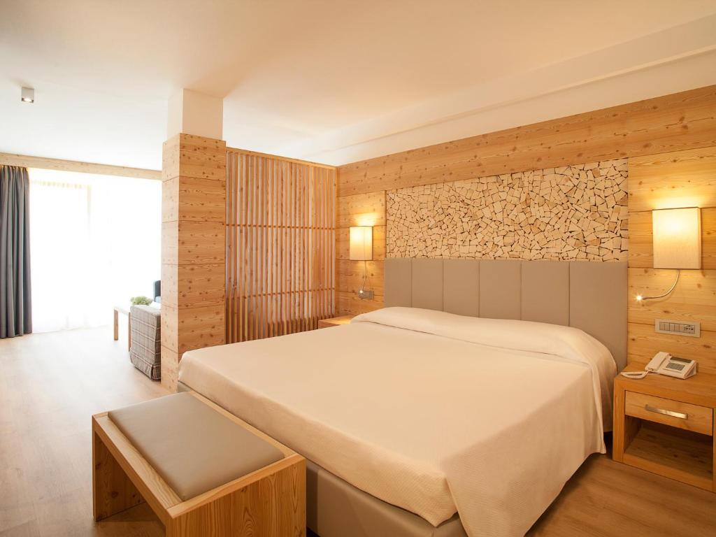 Hotel Europeo Alpine Charme & Wellness Pinzolo Habitación foto